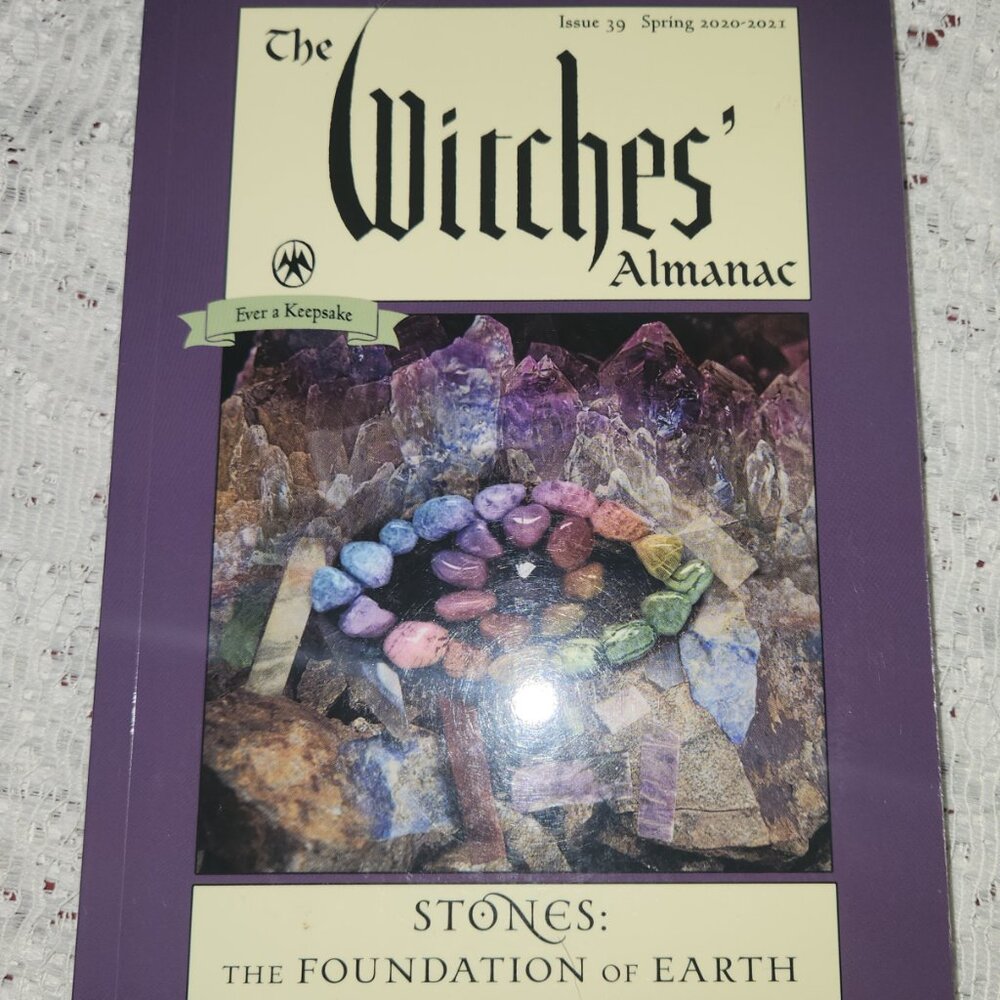 Lot 3 Witches Almanacs 2010-2011; 2019-2020; 2020-2021 - Picture 4 of 4
